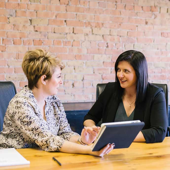 2 people talking about employee feedback