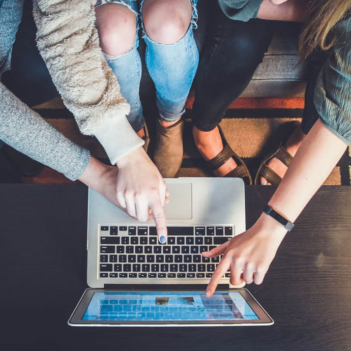 Employees choosing the best employee engagement softwares