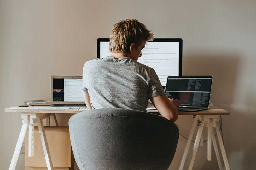 A remote worker having a training about tools