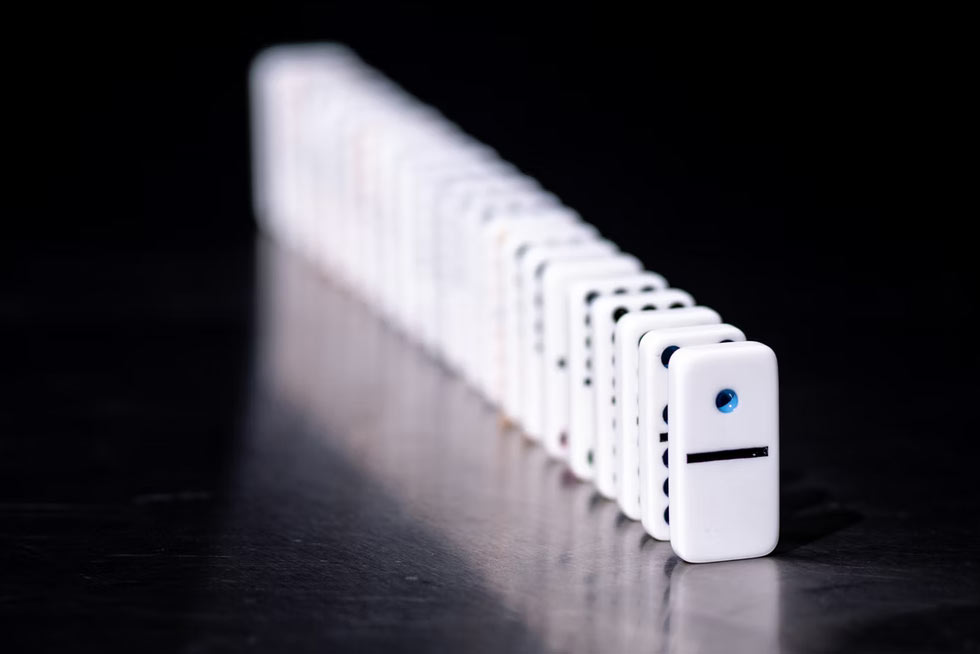 chain reaction dominoes